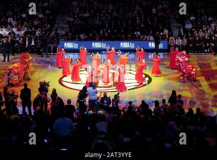 (200130) -- NEW YORK, le 30 janvier 2020 (Xinhua) -- les danseurs se remplissent pendant la soirée culturelle chinoise organisée par Brooklyn Nets au Barclays Center de l'équipe à New York City, aux États-Unis, le 29 janvier 2020. (Xinhua/Wang Ying) Banque D'Images