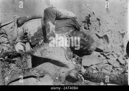 [DLC} A Brûlé chinois/Malang Dans la rue Gadang à Malang (East Jawa) 21 chinois - après avoir été abusé - sont enfermés dans une conserie. Le bâtiment a alors été incendié, donc les Chinois ont été tués dans les flammes. L'auteur principal de ce crime odieux est une certaine Lasmoe, qui, par sa méthode d'intimidation de la population, s'est sentie si sûre qu'il a été laissé à Malang lorsque les troupes néerlandaises ont occupé cette ville. En direction de la population, il a été capturé, de sorte qu'il ne puisse pas échapper à sa justice Annotation: DJK Date: Juillet 1947 lieu: Indonésie, Pays-Bas Indes orientales Banque D'Images