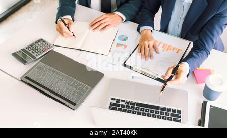 Collègue de l'équipe d'affaires travaillant ensemble au bureau avec plan sur le bureau, Discutant du concept Banque D'Images