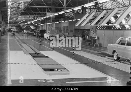 À Fordfabriek près de Hembrug ne fonctionne pas en raison d'une grève dans la salle d'usine d'Angleterre Date: 19 mars 1969 lieu: Grande-Bretagne mots clés: Usine, Grèves Nom personnel: Ford : Nijs, Jac. De/Anefo Banque D'Images