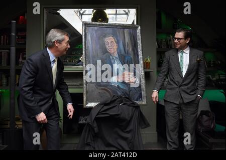 Nigel Farage lors du dévoilement de son portrait du « tr Brexit » par l'artiste Dan Llywelyn Hall (à droite) au restaurant l'Escargot à Londres. Banque D'Images