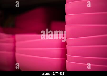 bols magenta roses, espace en plastique empilé pour le texte Banque D'Images