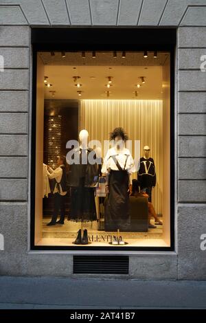 Valentino Store, Via Monte Napoleone, 20, Quadrilatero della moda, place de la mode ou Via Montenapoleone quartier de la mode, Milan, Lombardie, Italie, Euro Banque D'Images