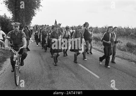 Les 59ème Quatre Jours de Nimègue en 1975 soldats écossais vêtus de jupe à Elst Date: 15 juillet 1975 lieu: Elst, Gueldre mots clés: Costumes traditionnels, promenades à pied, randonneurs, randonnée pédestre Banque D'Images