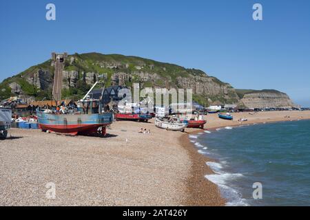 Hastings, qui abrite la plus grande flotte de pêche lancée sur la plage en Europe, East Hill et son funiculaire en arrière-plan, Hastings, East Sussex, Royaume-Uni Banque D'Images