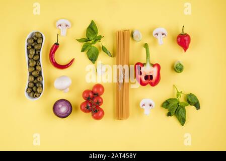 Ensemble de pâtes sur fond jaune, vue de dessus. Banque D'Images