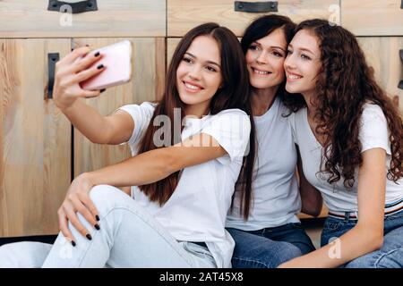 Gros plan photo. Jolies et belles filles qui font des selfies à la maison Banque D'Images