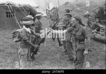 Transfert de commandement de Infantry IX par Le Major Van Ham au Commandant Cornet de 5-10 R.I. Inf. IV, qui occupait Tiga Binanga deux mois plus tôt, a été soulagé par 5-10 R.I. Ici, les armes sont symboliquement remises. Date : 27 Mars 1948 Lieu : Indonésie, Antilles Néerlandaises De L'Est, Sumatra Banque D'Images