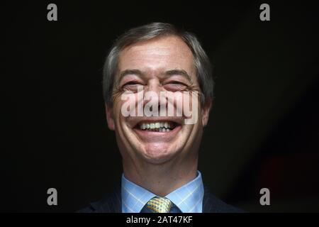 Nigel Farage lors du dévoilement de son portrait du « tr Brexit » par l'artiste Dan Llywelyn Hall au restaurant l'Escargot à Londres. Banque D'Images