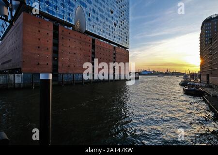 La salle De Concert Elbphilonie du port de Hambourg au coucher du soleil, Hambourg, Allemagne Banque D'Images