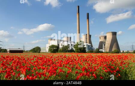 Ferrybridge Power station en Angleterre. Avec un champ de pavot rouge en premier plan. Banque D'Images