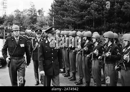 Révélez par le Prince Bernhard de la buste de la résistance combattant Inspection de la garde d'honneur Annotation: Bande marginale négative: 6; bande marginale négative: 7: Buste de Tonnet Date: 23 mai 1975 lieu:'t Harde, Gueldre mots clés: Gardes honoraires, soldats, princes Nom personnel: Bernhard (prince Nederland) Banque D'Images