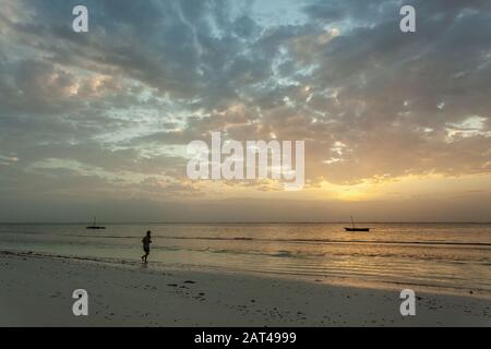 Jogging au lever du soleil sur une plage, Diani Beach (Kenya) Banque D'Images