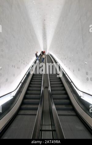 Escaliers mécaniques dans la salle de concert Elbphilonie du port de Hambourg, Hambourg, Allemagne Banque D'Images