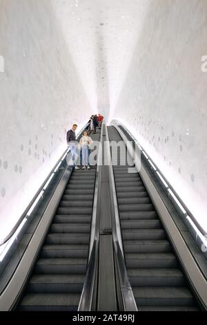 Escaliers mécaniques dans la salle de concert Elbphilonie du port de Hambourg, Hambourg, Allemagne Banque D'Images