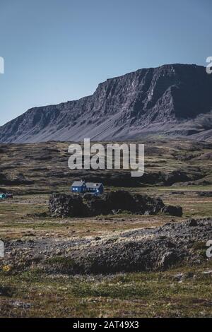 Vue sur les maisons colorées de l'île Disko au Groenland, arctique ville de Qeqertarsuaq. Situé dans la baie de Disko. Ciel bleu et journée ensoleillée. Montagne de la table Banque D'Images