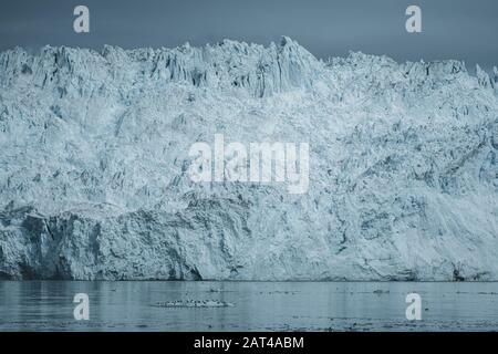 Rapprochée sur glacier énorme mur. De gros morceaux de glace se détachent. Moody et temps couvert. Eqip Sermia appelé glacier Eqi Glacier. Le groenlandais Banque D'Images