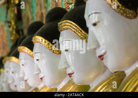 Les statues de Bouddha à Umin Thounzeh sur la colline de Sagaing, près de Mandalay, Myanmar (Birmanie), l'Asie en février Banque D'Images