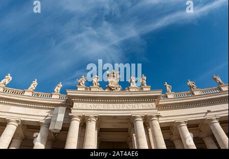 Entrée à la place Saint-Pierre avec statues de saints, Vatican, Rome, Italie Banque D'Images