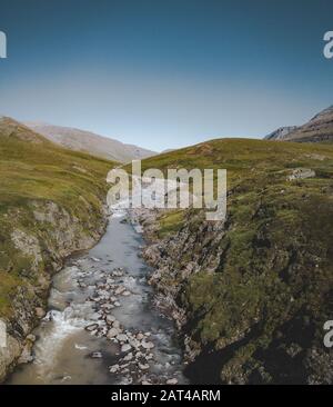 Panorama vue aérienne d'une zone de randonnée dans un environnement rocheux avec des prairies arctiques en été. Rivière sur l'île de kuannit, île Disko au Groenland. Banque D'Images