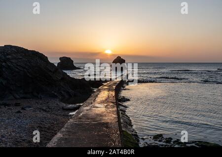 Coucher De Soleil Sur Les Cinq Pineaux À Saint-Hilaire-De-Riez (Vendée, France) Banque D'Images