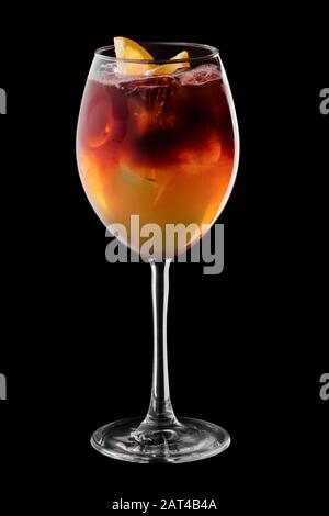 Espresso et cocktail tonique dans un verre à vin isolé sur fond noir Banque D'Images