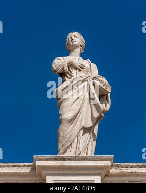 Statue de Saint-Macrina sur les colonnades de Bernini, place Saint-Pierre, Vatican, Rome, Italie Banque D'Images