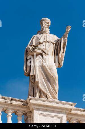 Statue de Saint Benoît sur les colonnades de Bernini, place Saint-Pierre, Vatican, Rome, Italie Banque D'Images