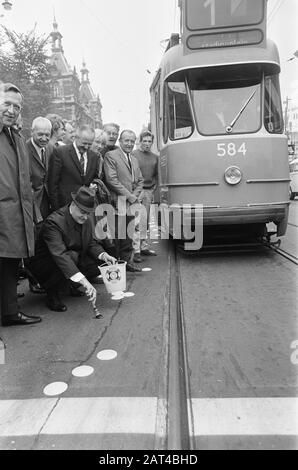 Appliquer un nouveau marquage le long du tramway Alderman Ham s'accroche sur la Leidseplein les premiers gâteaux d'œufs Date : 16 septembre 1968 lieu : Amsterdam, Noord-Holland mots clés : tramways, sécurité routière Banque D'Images