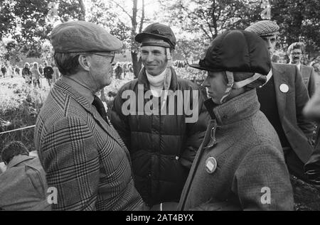 Militaire international à Boekelo, Prins Bernhard, Princess Anne et Mark Philips en conversation Date: 25 octobre 1980 lieu: Boekelo mots clés: Princes, princesses Nom personnel: Anne, princesse de Grande-Bretagne, Bernhard, prince, Philips, Mark Banque D'Images