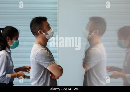 Les touristes portant des masques protecteurs marchent dans les rues de Bangkok.sensibilisation au coronavirus protecteur à Bangkok. Les responsables thaïlandais de la santé intensifient le suivi et l'inspection du coronavirus. La Thaïlande a détecté 14 cas. Jusqu'à présent, le virus a tué au moins 170 personnes, une épidémie qui a commencé dans la ville chinoise de Wuhan. Banque D'Images