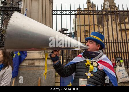 Westminster, Royaume-Uni. 30 janvier 2020. M. Stop Brexit, Steve Bray, devant les Chambres du Parlement avec son tristement célèbre mégaphone. Penelope Barritt/Alay Live News Banque D'Images