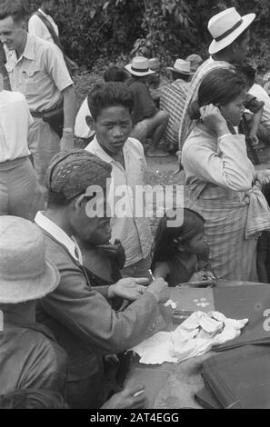 Garoet. Mesures de purification environnement Tjibatoe et Wanaradja les résidents reçoivent de la nourriture et des vêtements Date : 15 octobre 1947 lieu : Indonésie, Java, Antilles néerlandaises Banque D'Images