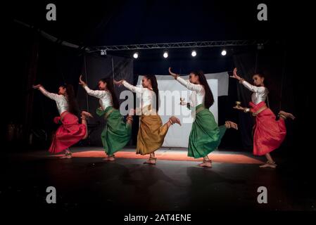 Battambang, Cambodge, Asie: Un groupe de danseurs du cirque Phare Ponleu Selpak lors d'une danse cambodgienne traditionnelle Banque D'Images