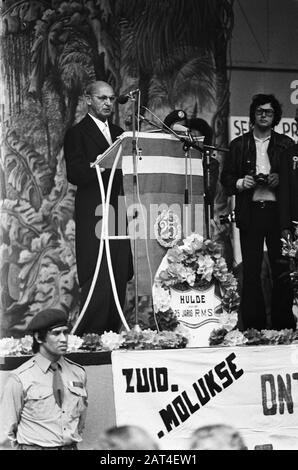 Partisans de l'ir. Johan Manusama célèbre le 25ème anniversaire de la République des Moluques du Sud à la Haye. Johan Manusama [1910-1995] (président RMS) durant son discours Date : 25 avril 1975 lieu : den Haag, South-Holland mots clés : RMS, South Moluccans, anniversaires, présidents, discours Nom personnel : Manusama, Johan Banque D'Images