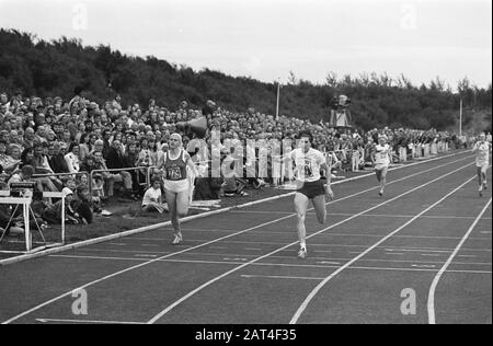 Compétitions internationales d'athlétisme à Papendal en 1975 Irena Szewinska (Pologne) gagne 200 mètres (à droite) pour Karla Bodendorff (DDR) Date: 16 juillet 1975 lieu: Arnhem, Gelderland, Papendal mots clés: Athlétisme, course, sports, tournois Nom personnel: Bodendorff, Karla, Szewiñska, Irena nom: Établissement Papendal Banque D'Images