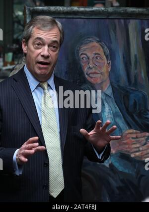 Nigel Farage lors du dévoilement de son portrait du « tr Brexit » par l'artiste Dan Llywelyn Hall au restaurant l'Escargot à Londres. Banque D'Images