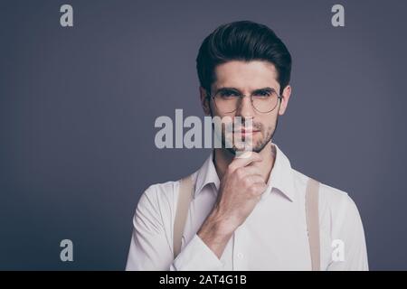 Gros plan portrait de son beau homme imposant habile intelligent contenu concentré brunette gars pensant toucher le menton isolé sur gris Banque D'Images