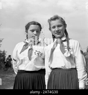 Congrès des pionniers à Nachod, République tchèque (ex-Tchécoslovaquie), mai 1959. Deux filles fières avec des tresses dans des uniformes pionniers avec des cicatrices rouges. Banque D'Images