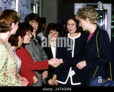 La princesse Diana rencontre Ruby Wax (à gauche) et Maureen Lipman au centre QEII à l'occasion de l'événement mettant en évidence les causes des femmes battues en mars 1993 Banque D'Images