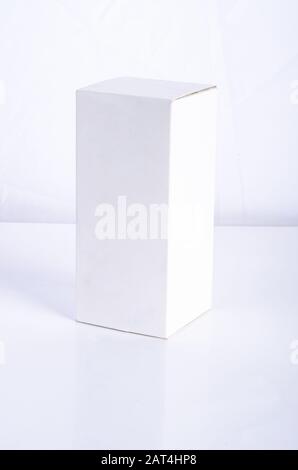 Boîte en carton fermé tourné à partir de l'avant isolé sur fond blanc Banque D'Images