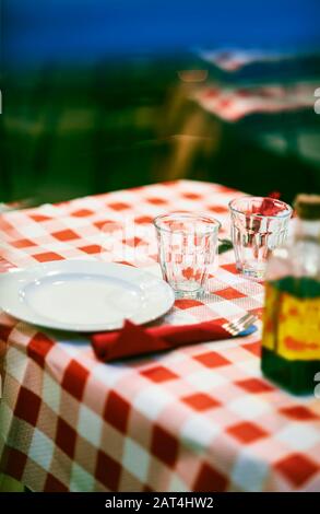 Table à manger d'une Trattoria italienne typique. Banque D'Images