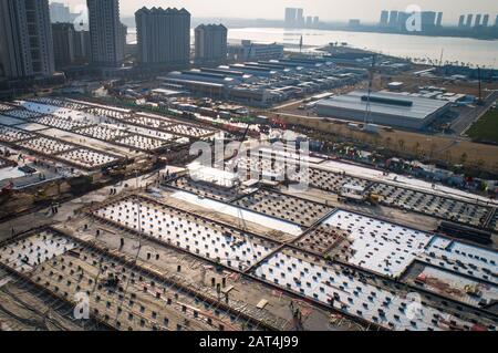 (200130) -- WUHAN, 30 janvier 2020 (Xinhua) -- une photo aérienne prise le 30 janvier 2020 montre le chantier de construction de l'hôpital Leishenshan (Thunder God Mountain) à Wuhan, dans la province de Hubei en Chine centrale. Wuhan construit deux hôpitaux pour traiter les patients atteints de pneumonie infectés par le nouveau coronavirus. À partir de jeudi midi, environ 40 pour cent de l'hôpital de Leishenshan a été achevé et il devrait être mis en service le 5 février. (Xinhua/Xiao Yijiu) Banque D'Images