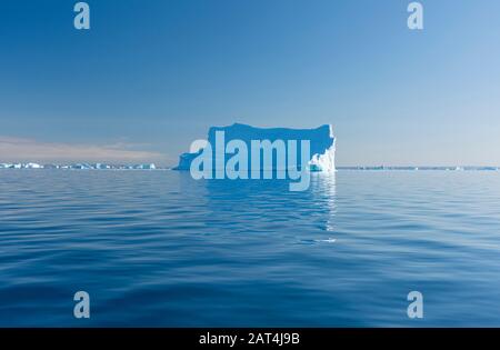 Des icebergs immenses, aussi loin que l'oeil peut voir dans Hall Bredning, une partie du système de fjord Scoesby Sound Banque D'Images