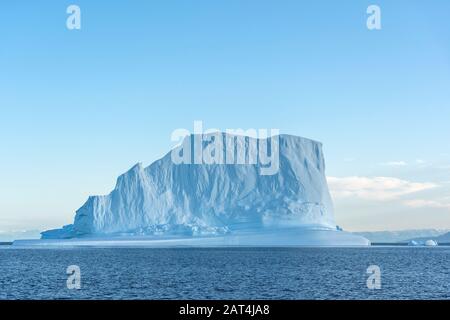 Des icebergs immenses, aussi loin que l'oeil peut voir dans Hall Bredning, une partie du système de fjord Scoesby Sound Banque D'Images