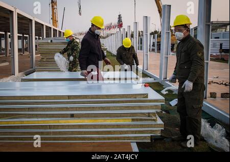 (200130) -- WUHAN, le 30 janvier 2020 (Xinhua) -- les travailleurs de China Construction Third Engineering Bureau Co., Ltd. Sont vus au chantier de l'hôpital de Leishenshan (Thunder God Mountain) à Wuhan, dans la province de Hubei en Chine centrale, le 30 janvier 2020. Wuhan construit deux hôpitaux pour traiter les patients atteints de pneumonie infectés par le nouveau coronavirus. À partir de jeudi midi, environ 40 pour cent de l'hôpital de Leishenshan a été achevé et il devrait être mis en service le 5 février. (Xinhua/Xiao Yijiu) Banque D'Images