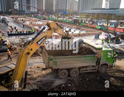 (200130) -- WUHAN, 30 janvier 2020 (Xinhua) -- une photo aérienne prise le 30 janvier 2020 montre le chantier de construction de l'hôpital Leishenshan (Thunder God Mountain) à Wuhan, dans la province de Hubei en Chine centrale. Wuhan construit deux hôpitaux pour traiter les patients atteints de pneumonie infectés par le nouveau coronavirus. À partir de jeudi midi, environ 40 pour cent de l'hôpital de Leishenshan a été achevé et il devrait être mis en service le 5 février. (Xinhua/Xiao Yijiu) Banque D'Images