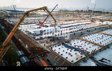 (200130) -- WUHAN, 30 janvier 2020 (Xinhua) -- une photo aérienne prise le 30 janvier 2020 montre le chantier de construction de l'hôpital Leishenshan (Thunder God Mountain) à Wuhan, dans la province de Hubei en Chine centrale. Wuhan construit deux hôpitaux pour traiter les patients atteints de pneumonie infectés par le nouveau coronavirus. À partir de jeudi midi, environ 40 pour cent de l'hôpital de Leishenshan a été achevé et il devrait être mis en service le 5 février. (Xinhua/Xiao Yijiu) Banque D'Images