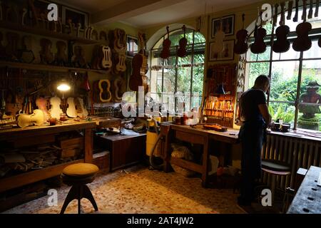 Bottega di Liuteria M.Conia Stefano 'il Giovane' atelier de fabrication de violon, Corso Garibaldi 95, Cremona, Lombardie, Italie, Europe Banque D'Images