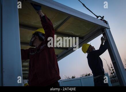 (200130) -- WUHAN, le 30 janvier 2020 (Xinhua) -- les travailleurs de China Construction Third Engineering Bureau Co., Ltd. Sont vus au chantier de l'hôpital de Leishenshan (Thunder God Mountain) à Wuhan, dans la province de Hubei en Chine centrale, le 30 janvier 2020. Wuhan construit deux hôpitaux pour traiter les patients atteints de pneumonie infectés par le nouveau coronavirus. À partir de jeudi midi, environ 40 pour cent de l'hôpital de Leishenshan a été achevé et il devrait être mis en service le 5 février. (Xinhua/Xiao Yijiu) Banque D'Images